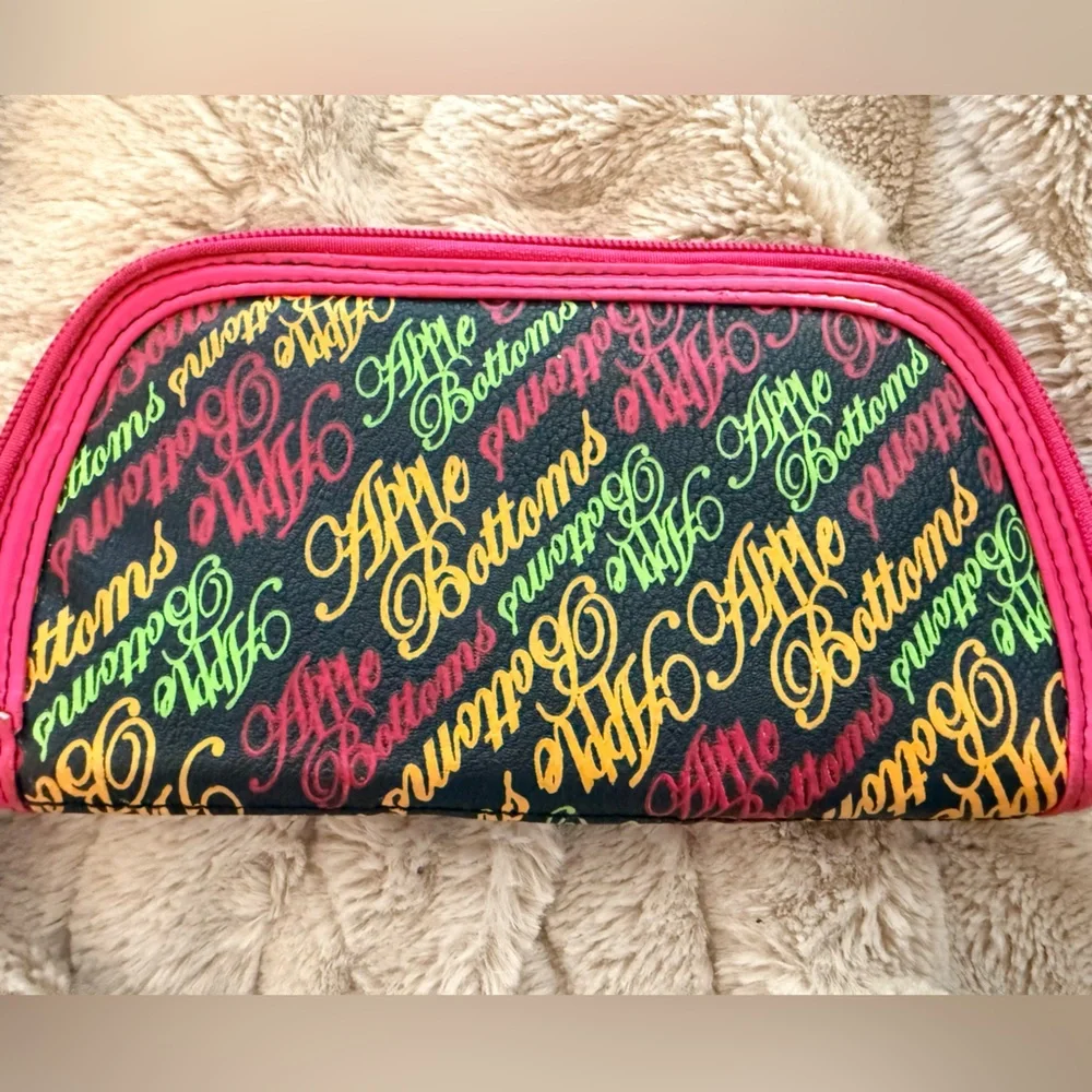 Vintage Rare Apple Bottoms Y2K 🍎 Embossed Wallet Pink and Gold accents adorable